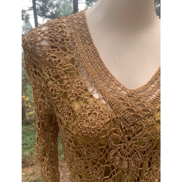 Cable & Gauge burnt gold crochet layered( with cami) neutral pullover sweater - Picture 3 of 12